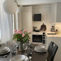 Seaside apt with parking space, close to metro (6mins from city centre), hotel in Lauttasaari, Helsinki