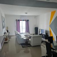 5-Bed Apartment Sleeps 10 - Wi-Fi - Free Parking, hotel poblíž Dr. Antonio Agostinho Neto International Airport - NBJ, Luanda