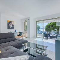 90m on the Croisette with Terrace & Sea View, отель в Каннах
