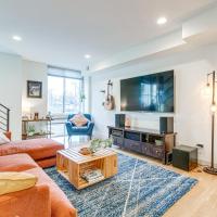 Modern Townhome with Rooftop Deck - Near City Park!, hotel in City Park, Denver