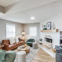 Modern and Stylish Olathe Home in Prime Location, hotel poblíž New Century AirCenter - JCI, Olathe