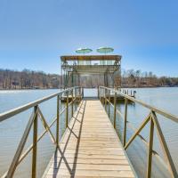 Lake Hartwell Retreat with 2-Tier Dock and Boat Slip!, готель біля аеропорту Oconee County Regional - CEU, у місті Сенака