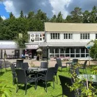 Stor lägenhet ovanpå café ute på landet: Hökerum şehrinde bir otel