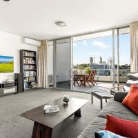 Spacious 2-Bed with Two Balconies with City Views, hotell i Green Square i Sydney