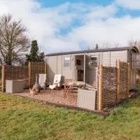 Bumble's Retreat، فندق في Whepstead