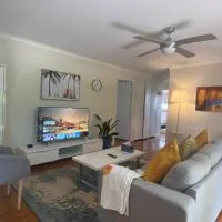 Spacious 4-Bedroom house in a shared property, hotel v destinaci Harristown