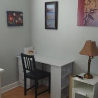 High Park Single room with personal washroom and kitchen for solo travelers