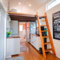 Lofted Bedroom Teal Tiny Home with Creek Views, hotell sihtkohas San Luis Obispo lennujaama San Luis Obispo County Regional Airport - SBP lähedal