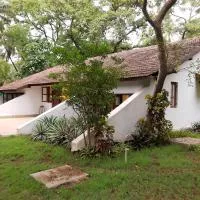 Banyan House - luxurious 4 bedroom villa on one acre, near the beach, hotell i Nagaon