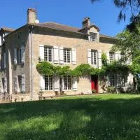 Grande maison en pierre de taille avec piscine, sauna et jacuzzi, hotell sihtkohas Madaillan