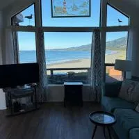 Oceanfront Cabin 4 with Jacuzzi Pet Friendly, hotel u gradu Smith River