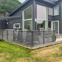 Beautiful Home In Lindesnes With Wi-fi, hotel em Svinøy