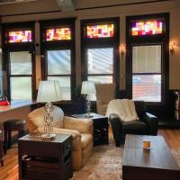 Pet Friendly Gorgeous Downtown Loft Pueblo、プエブロにあるPueblo Memorial - PUBの周辺ホテル