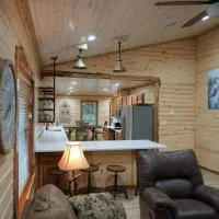 Toledo Queen Lakefront Custom 4 BR Home, Boathouse, מלון בAlliance