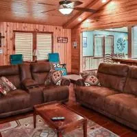 Cozy lakefront cabin with boat house and ramp on T, hotel en Alliance