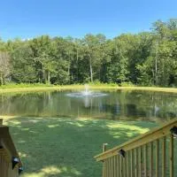 Serene 1BR Cabin near NC Z00 with Loft & Waterview, hotel v destinácii Asheboro