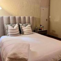 Room with en-suite bathroom, hotel in Baileys Muckleneuk, Pretoria