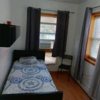 comfortable and simple room for one person near Manhattan on train