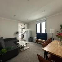 Dynamic 2 Bedroom home close to city buzz Darling St 2 E-Bikes Included, hotel in Glebe, Sydney