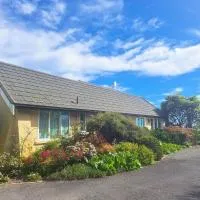 Golden Hills Farm Cottage with Swimming Pool, hotel em Nelson