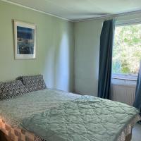 Home Stays-Private Rooms in a Villa Near City for families/Individuals, hotelli Tukholmassa alueella Spånga - Tensta