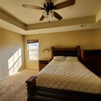 Master Bed & Bath Just For You, hotel near Northwest Arkansas Regional - XNA, Bentonville