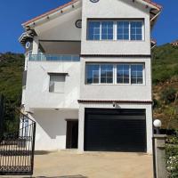 Plage à 500 mètres! Appartement familial paisible avec vue sur mer à Melbou, idéal pour des vacances relaxantes., hotel in Les Falaises