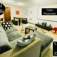 Spacieux Appartement 110m2 avec terrasse privative، فندق في Beauregard-Vendon