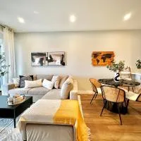 Dreamy Panoramic Lakeview 1 Bedroom plus Den, hotell i Harrison Hot Springs