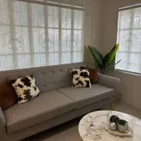 Japandi Home C - Fully Aircon, WIFI, Hot shower, 24hGuard, Center, near Malls, hotel en General Santos