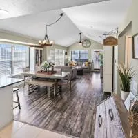 2BR Condo - Near SDC - 2 Pools - Golf Onsite - FREE TICKETS INCLUDED - SB 9-5, hotel sa Branson