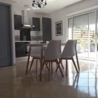 Maison dans une propriété avec une cour, hotel a Corneilhan
