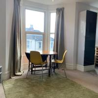 Central 2 bed flat. Free parking (Off-street)