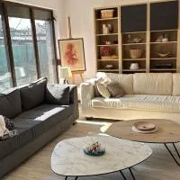 LARGE PRIVATE GUEST HOUSE Apartment in Kazanlak Center, Full Kitchen & Dining Room, King Beds, Garden Patio, Self Check-in, No Prepayment, Free Parking, English Spoken, hotel v destinaci Kazanlak