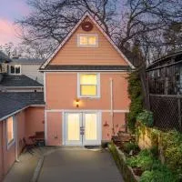 The Carriage House Chic Treetop Loft and Hot Tub, hotel u gradu 'Grass Valley'