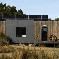 Devil's Lair, self-contained eco cabin at McHenry Distillery & Brewery, hotel a Port Arthur