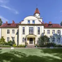 Pałac Nieznanice Zabytek Gościnny ze SPA، فندق في Nieznanice