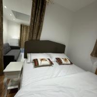 4TH Studio Flat a Family Luxury London Home A Fully Equipped and furnished Studio With a King Size Bed And a Futon-Sofa Bed A Baby Cot A Kitchenette With a Private Toilet and Bath a Garden For up to 4 Guests and Free Parking, hotel v destinácii Lewisham (Lewisham)