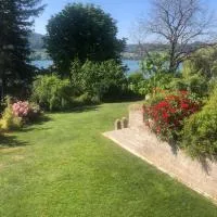 Ferienwohnung mit Blick auf den See، فندق في أونينغين