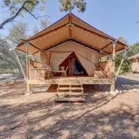 Nature Glamping Stay with Fire Pit, hotel u gradu 'Johnson City'