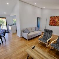 Beach House with Sea Views and a Large Backyard, hotel cerca de Aeropuerto de Devonport - DPO, Devonport