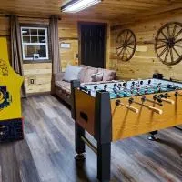 Luxury Cabin Hot Tub Bunkroom Gameroom at CaveRunLake, hótel í Wellington