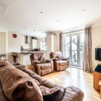 Spacious modern home in picturesque village, hotel near Exeter International Airport - EXT, Exeter