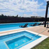 Casa Familiar Excelente ubicación con Piscina, hotel in zona Aeroporto Internazionale El Edén - AXM, La Tebaida