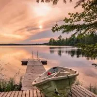 Beautiful and spacious lakeside cottages، فندق في إيماترا