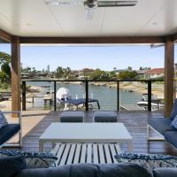 Magnificent 4-Bed Waterfront With Pool & Views, khách sạn ở Benowa, Gold Coast