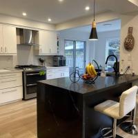 Modern, Spacious & Great Location Home, hotel in Central Erin Mills, Mississauga