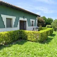 La casita de la venta، فندق في Tagle