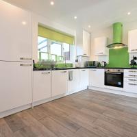 Vibrant 3BD home with great links to the city, hotel in Abbey Wood, London