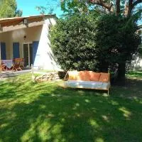 Villa avec piscine dans un avre de verdure, hôtel à Caderousse
